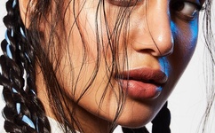 美女的咪咪露出来了